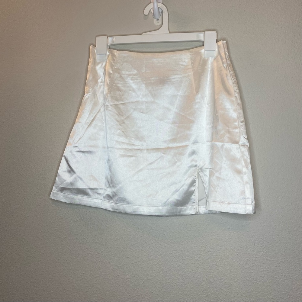 4/$20 🛍️ White Satin Mini Skirt